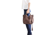 Load image into Gallery viewer, Bucket bag, shoulder bag made of italian leather, vegetable tanned and oiled. Agata bucket bag