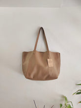 Load image into Gallery viewer, TOTE bag made entirely of Italian leather. Basic Anita bag leather version.
