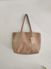 Load image into Gallery viewer, TOTE bag made entirely of Italian leather. Basic Anita bag leather version.