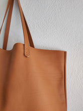 Load image into Gallery viewer, TOTE bag made entirely of Italian leather. Basic Anita bag leather version.