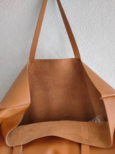 Load image into Gallery viewer, TOTE bag made entirely of Italian leather. Basic Anita bag leather version.