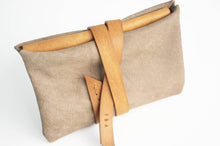 Load image into Gallery viewer, Cris Coin purse, leather little wallet color, taupe leather and vegetable tanned leather