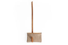 Load image into Gallery viewer, Cris Coin purse, leather little wallet color, taupe leather and vegetable tanned leather