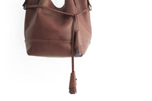 Load image into Gallery viewer, Bucket bag, shoulder bag made of italian leather, vegetable tanned and oiled. Agata bucket bag